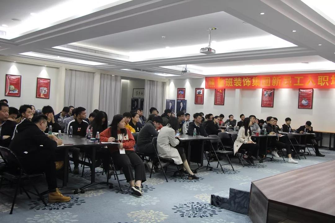 認(rèn)真聽(tīng)講、做筆記的魯班新成員