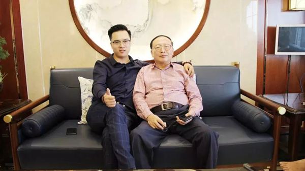 東莞裝修公司魯班裝飾裝修業(yè)主胡總與設(shè)計師吳廳合影