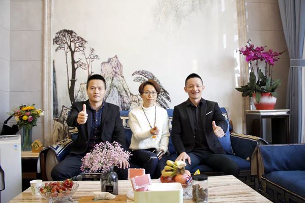 從左至右：設計師劉工、韋姐、客戶經理覃經理